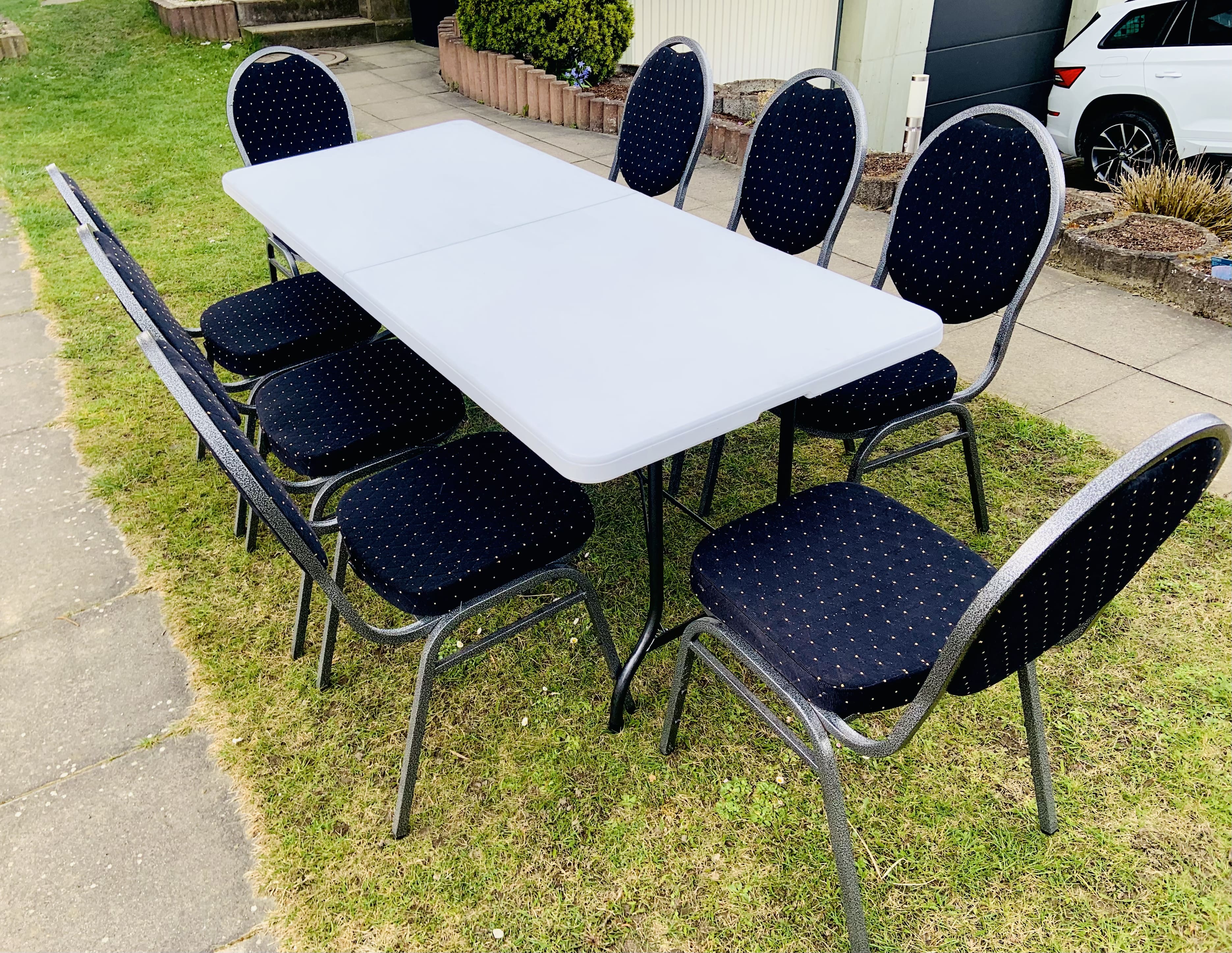 Tisch mit 8 Stühle, Bankettstühle mieten